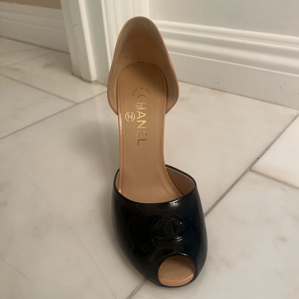 Chanel Women's Black and Tan Courts size 7